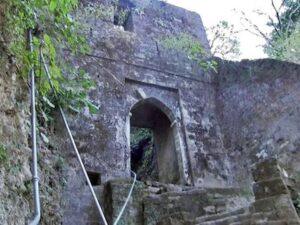 खंडहर की कगार पर ऐतिहासिक कमलाह किला kamlagarh-fort-ruins