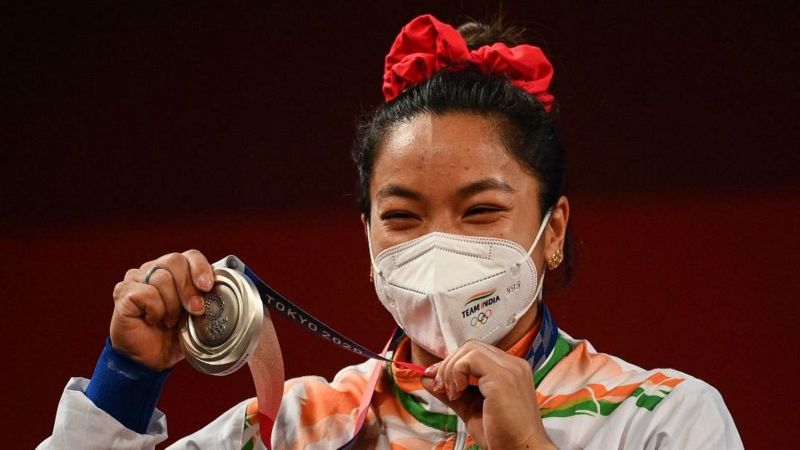 भारतीय वेटलिफ़्टर मीराबाई चानू टोक्यो ओलंपिक में भारत को पहला मेडल