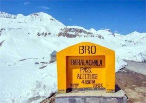हिमाचल में बारालाचा दर्रे में ऑक्सीजन की कमी से 2 पर्यटकों की मौत baralacha-pass