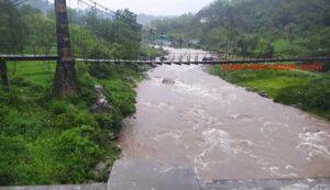 लगातार बारिश के चलते जोगिन्दरनगर क्षेत्र के खड्ड नाले उफान पर rana-khdd-tikroo