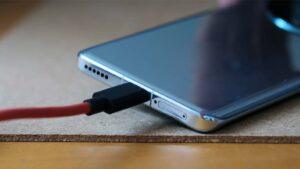 मोबाइल चार्ज करते वक्त करंट लगने से 18 वर्षीय युवक की दर्दनाक मौत mobile charge