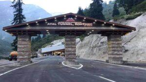 atal-tunnel-tourists