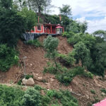 त्रिवेणी संगम में स्थित बाबा कुटिया को भूस्खलन से पैदा हुआ खतरा landslide-at-tikroo