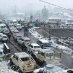 ताज़ा बर्फ़बारी के चलते सैलानियों से गुलज़ार हुआ हिमाचल fresh-snowfall-in-manali