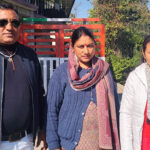 लेफ्टिनेंट बने बेटे के जन्मदिन के अवसर पर माता -पिता ने बांटी कापियां व पेंसिले aakash-parents-and-vice-principal