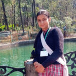 शाबाश ! इस बेटी ने मोबाइल लौटा कर पेश की ईमानदारी की मिसाल school-girl-returns-rupee