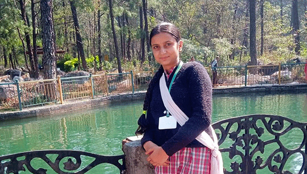 शाबाश ! इस बेटी ने मोबाइल लौटा कर पेश की ईमानदारी की मिसाल school-girl-returns-rupee