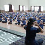टिकरू स्कूल में आयुर्वेदिक डॉक्टर और योगा इंस्ट्रक्टर ने सिखाया विद्यार्थियों को योगा tikru-school-yoga-training