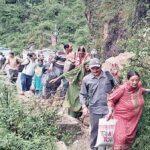 गुम्मा के पास भूस्खलन के चलते पांच घंटे बंद रहा एनएच gumma-landslide-nh-closed