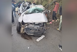 छतर गाँव के पास नैनो कार दुर्घटनाग्रस्त chhatar-nano-car-accident