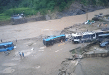 धर्मपुर में बारिश ने फिर मचाई तबाही, बह गई कई गाड़ियाँ,एक व्यक्ति लापता