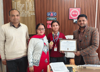 डी.बी.पी.एस की छात्रा धनिका 30 हजार की छात्रवृत्ति से सम्मानित