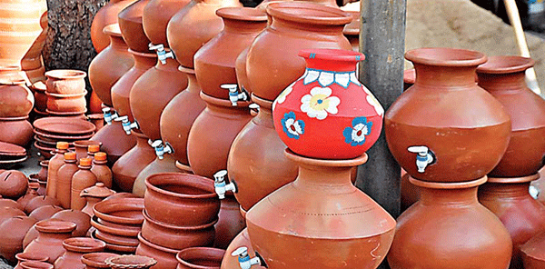 आधुनिक फ्रिज के दौर में भी कायम है घड़ा और सुराही का महत्व