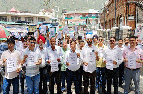ऑनलाइन दवा बिक्री के विरोध में कैमिस्टों ने की सांकेतिक हड़ताल