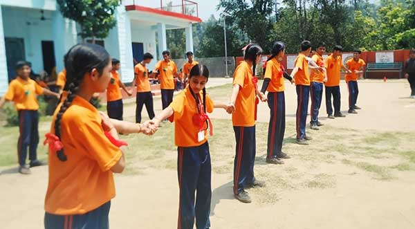 बैग फ्री डे के उपलक्ष में टिकरू स्कूल में करवाई गईं विभिन्न प्रतियोगिताएं