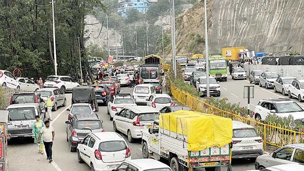 पर्यटकों से पैक हुए हिमाचल के पर्यटन स्थल