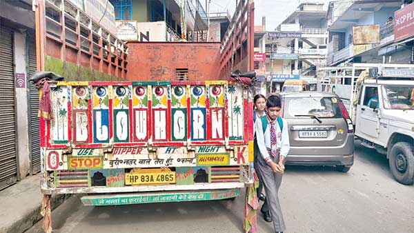 जोगिन्दरनगर शहर में बार-बार जाम लगने से लोग हो रहे परेशान