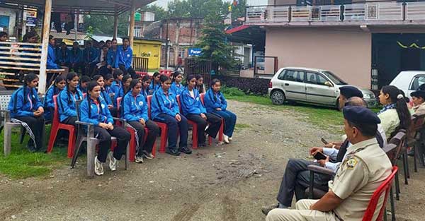 पुलिस चौकी घट्टा में छात्राओं के लिए हुआ एक्सपोज़र विजिट का आयोजन