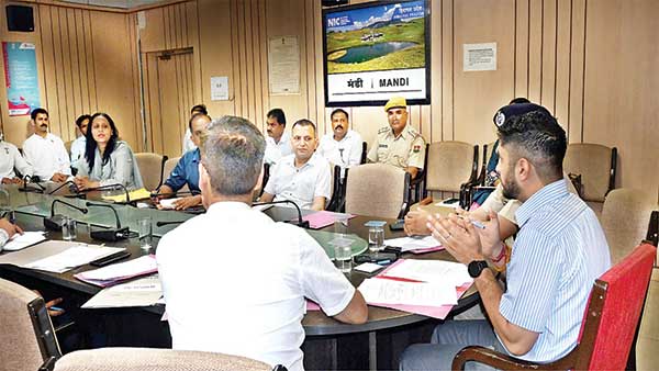 गोद लिए स्कूलों में विजिट अनिवार्य : उपायुक्त