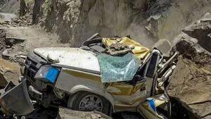 लाहुल में चलती टैक्सी पर पहाड़ गिरने से 13 लोगों की मौत lahaul-taxi-accident