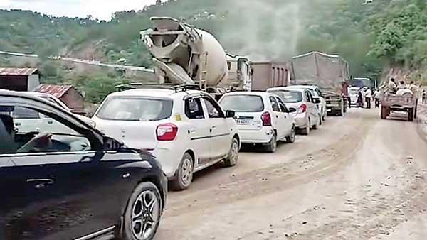 मंडी-औट सड़क मार्ग में जगह-जगह हो रहा भूस्खलन