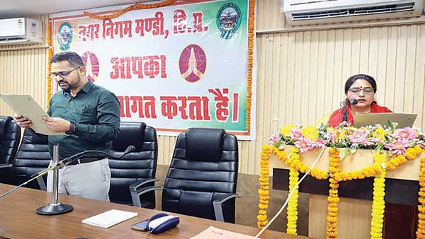 मंडी नगर निगम में मेयर और डिप्टी मेयर ने संभाला कार्यभार