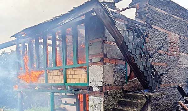 3 मंजिला घर में आग लगने से 25 लाख रुपए का नुक्सान