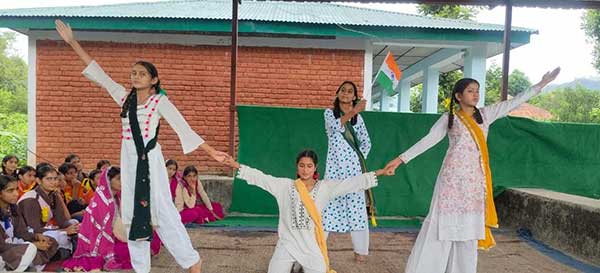 टिकरू स्कूल में धूमधाम से मनाया गया स्वतंत्रता दिवस
