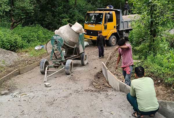 जोगिन्दरनगर-भालारिहड़ा सड़क मार्ग कंक्रीट कार्य के चलते बंद