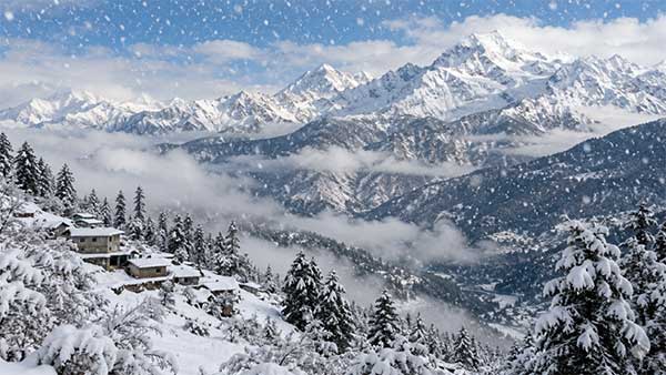 हिमाचल प्रदेश की चोटियों पर बर्फबारी से जनजातीय क्षेत्रों में बढ़ी ठंड