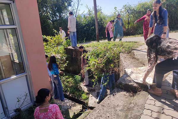 जोगिन्दरनगर कालेज परिसर में एनएसएस स्वयंसेवियों ने की साफ़ सफाई