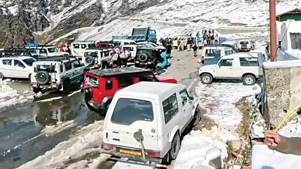 ताज़ा बर्फ़बारी के बाद वीकेंड पर रोहतांग में लगा सैलानियों का मेला